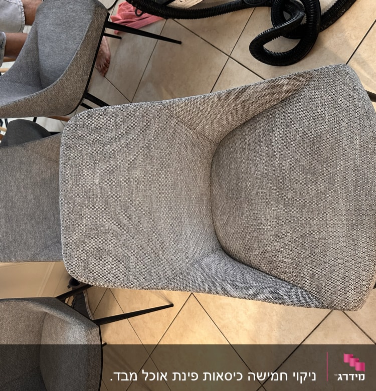 כיסאות אפורים על רצפת אריחים עם צינור ניקוי